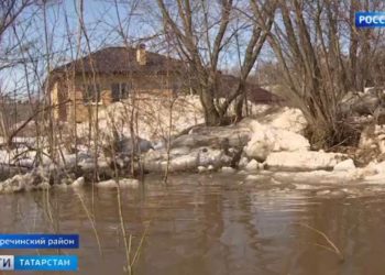 В Татарстане талые воды начали топить дороги и мосты