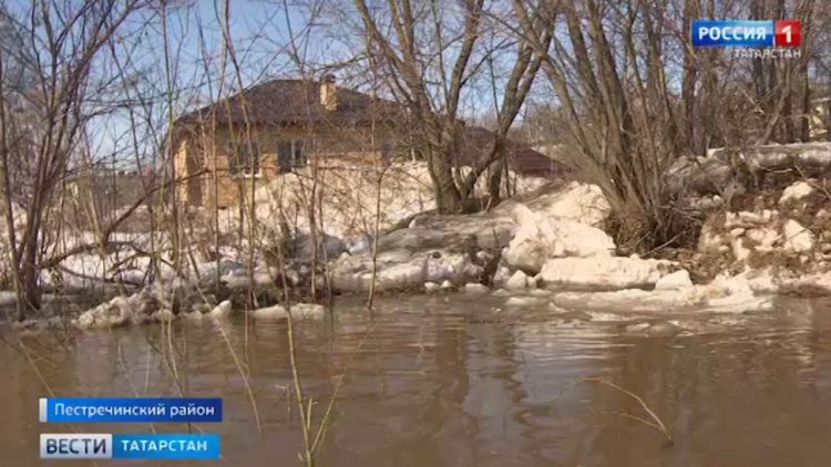 В Татарстане талые воды начали топить дороги и мосты