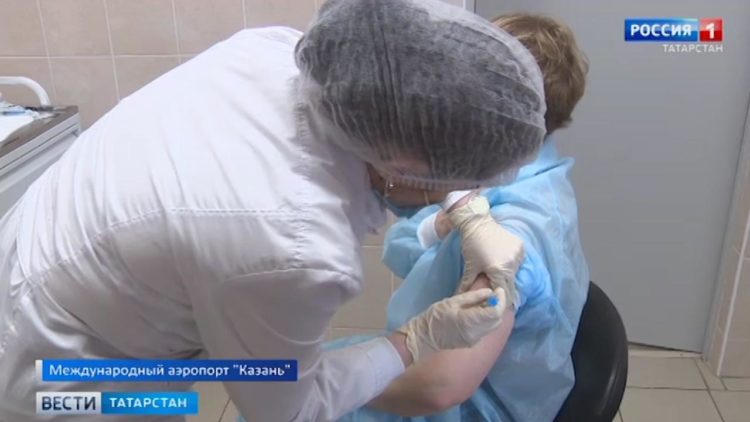 Сотрудники Международного аэропорта «Казань» привились от коронавируса