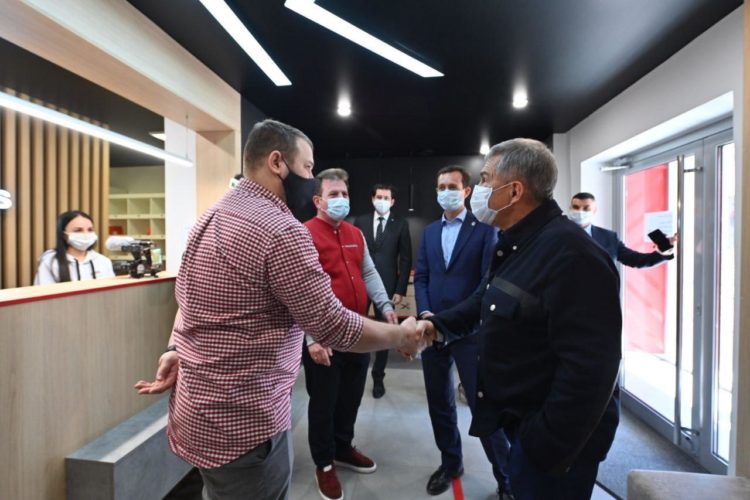 Рустам Минниханов ознакомился с работой местного маркеплейса