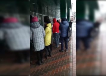 В Челнах родители ночевали у школы, чтобы записать детей в первый класс