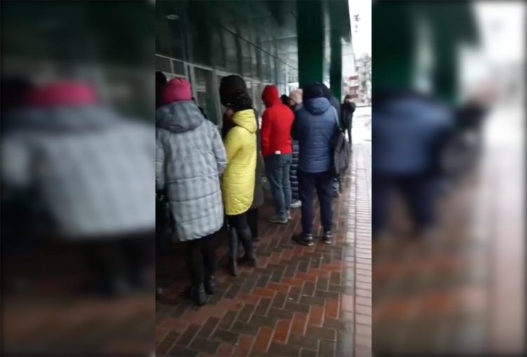 В Челнах родители ночевали у школы, чтобы записать детей в первый класс