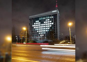 На здании «Татмедиа» зажгли сердце в знак благодарности работникам скорой помощи