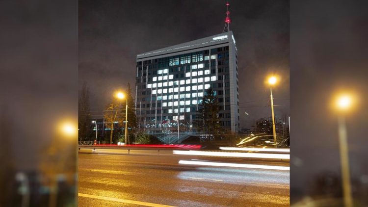 На здании «Татмедиа» зажгли сердце в знак благодарности работникам скорой помощи