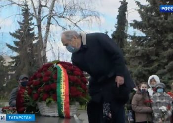 Минниханов и Шаймиев возложили цветы к памятнику Тукая