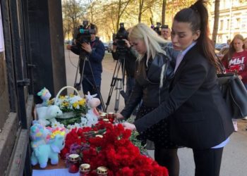 Челнинцы несут цветы и игрушки к организованному мемориалу погибшим в казанской школе