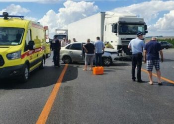 На трассе в Татарстане фура смяла легковушку — людей зажало в машине