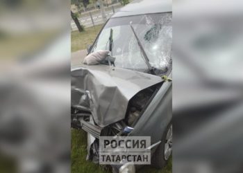 В Казани легковушка сбила двух человек и влетела в здание