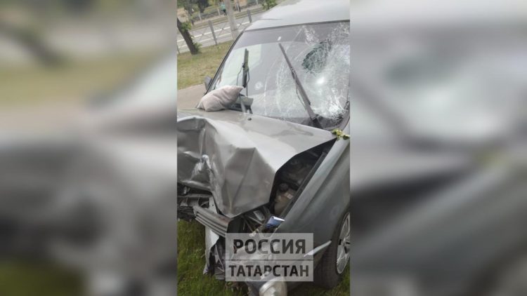 В Казани легковушка сбила двух человек и влетела в здание