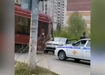 В Казани трамвай влетел в иномарку