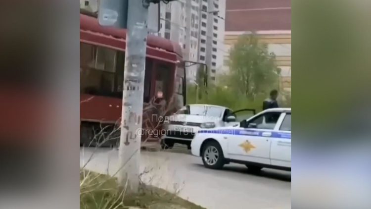 В Казани трамвай влетел в иномарку
