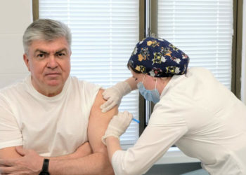 Мэр Набережных Челнов привился от коронавируса