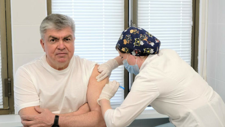 Мэр Набережных Челнов привился от коронавируса