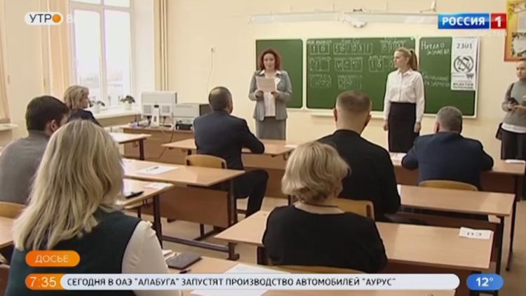 Выпускники сдают первый единый государственный экзамен