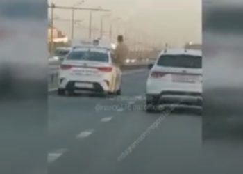 В Казани оштрафовали пассажира такси, который ехал высунувшись из окна