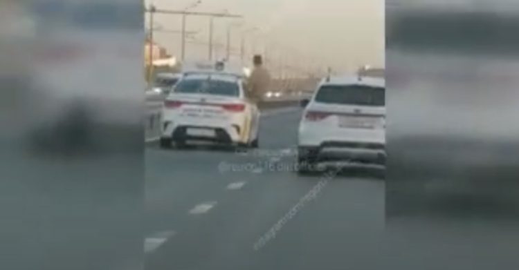 В Казани оштрафовали пассажира такси, который ехал высунувшись из окна