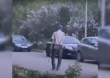 В Набережных Челнах мужчина гулял по улице с ружьем