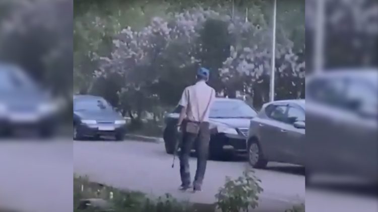 В Набережных Челнах мужчина гулял по улице с ружьем