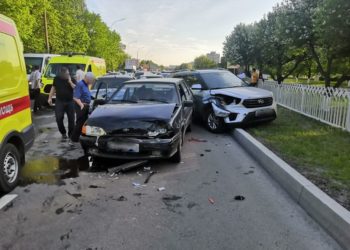 В Челнах водитель Mercedes устроил массовое ДТП