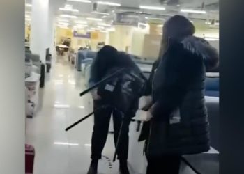 Алтынбаева накинулась на продавца мебели и облила ее зеленкой