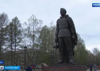 В Заинск доставили новый памятник Воину-освободителю