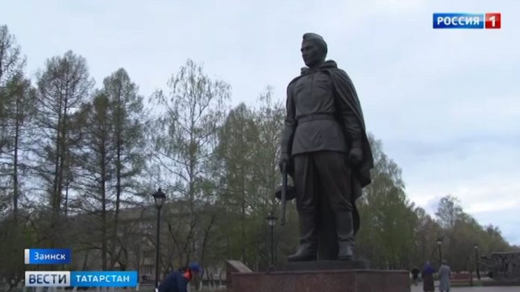 В Заинск доставили новый памятник Воину-освободителю