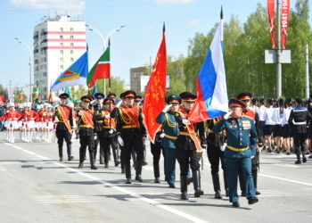 В Челнах парад Победы впервые прошел под живой оркестр