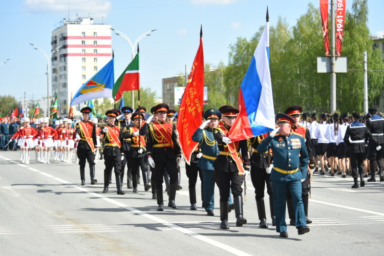 В Челнах парад Победы впервые прошел под живой оркестр