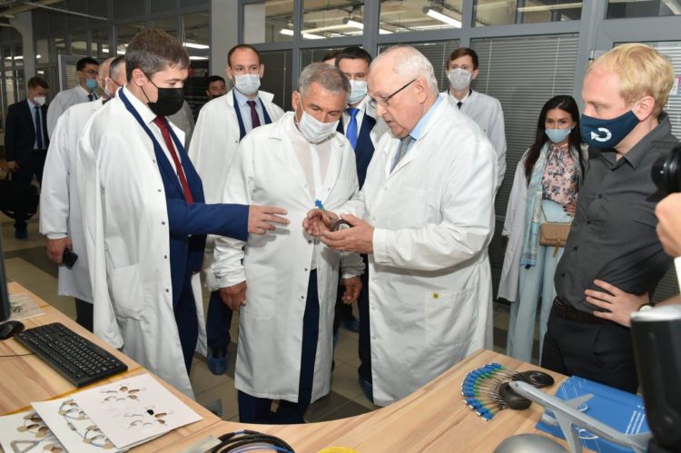 Рустам Минниханов познакомился с работой Пермской научно-производственной приборостроительной компании