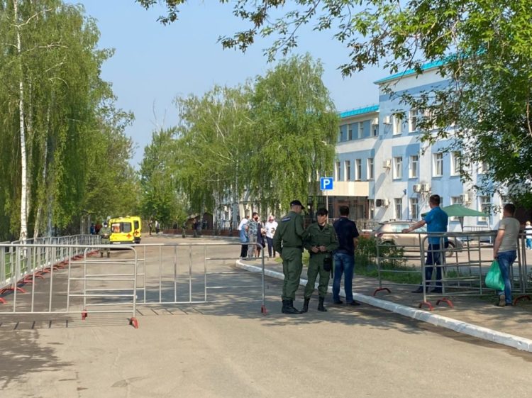 Родственникам выдают тела детей, погибших при стрельбе в казанской школе