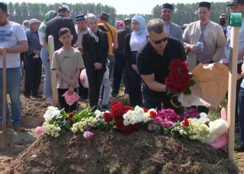 «Мы всегда были от него без ума»: в Казани простились с погибшими школьниками