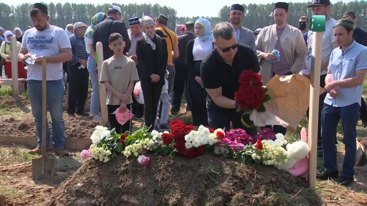 «Мы всегда были от него без ума»: в Казани простились с погибшими школьниками