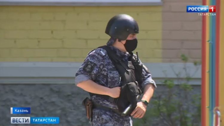 Полицейские ищут сообщивших о заложенных бомбах в школах Казани