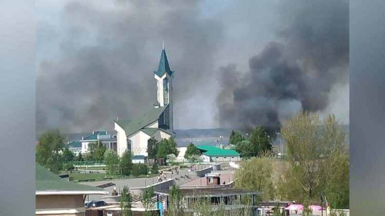 В Челнах возле пристани произошел большой пожар