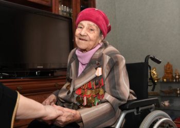 100-летняя жительница Казани сделала прививку от коронавируса