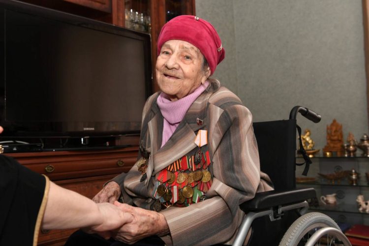 100-летняя жительница Казани сделала прививку от коронавируса