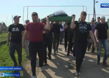 «До последнего надеялись, что он жив»: Погибшего при нападении на школу Амира похоронили