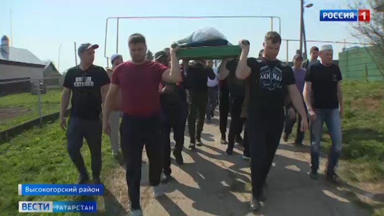 «До последнего надеялись, что он жив»: Погибшего при нападении на школу Амира похоронили