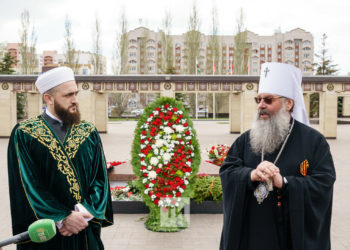 Митрополит и Муфтий Татарстана возложили цветы к мемориалу Славы