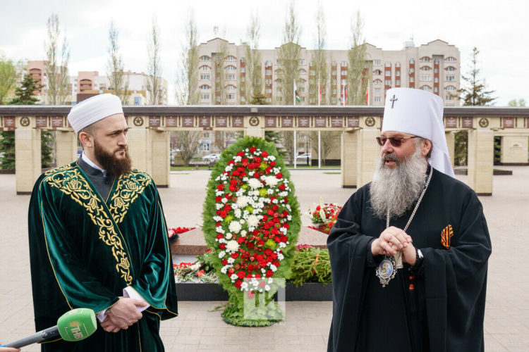 Митрополит и Муфтий Татарстана возложили цветы к мемориалу Славы