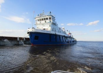 В Татарстане на Каме судно «Григорий Танцоров» получило пробоину