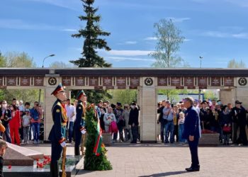 Минниханов возложил цветы к Вечному огню в Парке Победы