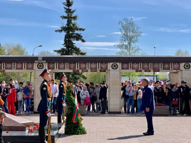 Минниханов возложил цветы к Вечному огню в Парке Победы