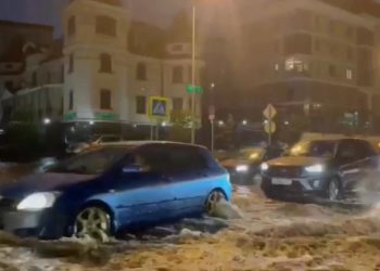 В Казани движение машин парализовано из-за затопленных после ливня дорог