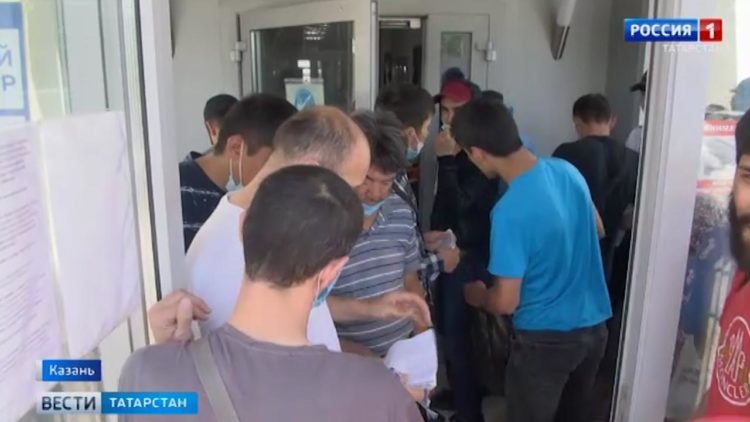 Очередь по незнанию: иностранные граждане штурмуют миграционные службы Казани