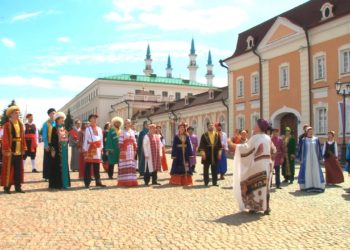 В Татарстане хор в национальных костюмах народов России исполнил гимн страны