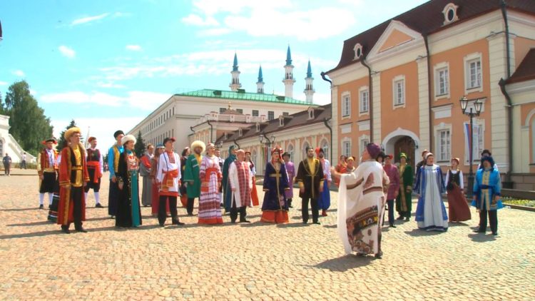 В Татарстане хор в национальных костюмах народов России исполнил гимн страны