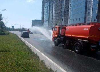 В Казани поливают дороги водой, чтобы защитить от трещин из-за жары