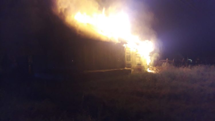 В Татарстане соседи вытащили из окна горящего дома двух человек