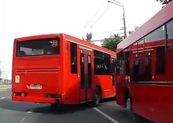 В Казани водитель автобуса заблокировал 2 полосы, чтобы проучить коллегу